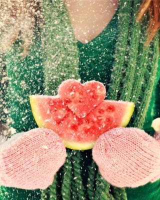 Heart Shaped Winter Watermelon - Obrázkek zdarma pro Nokia X1-01
