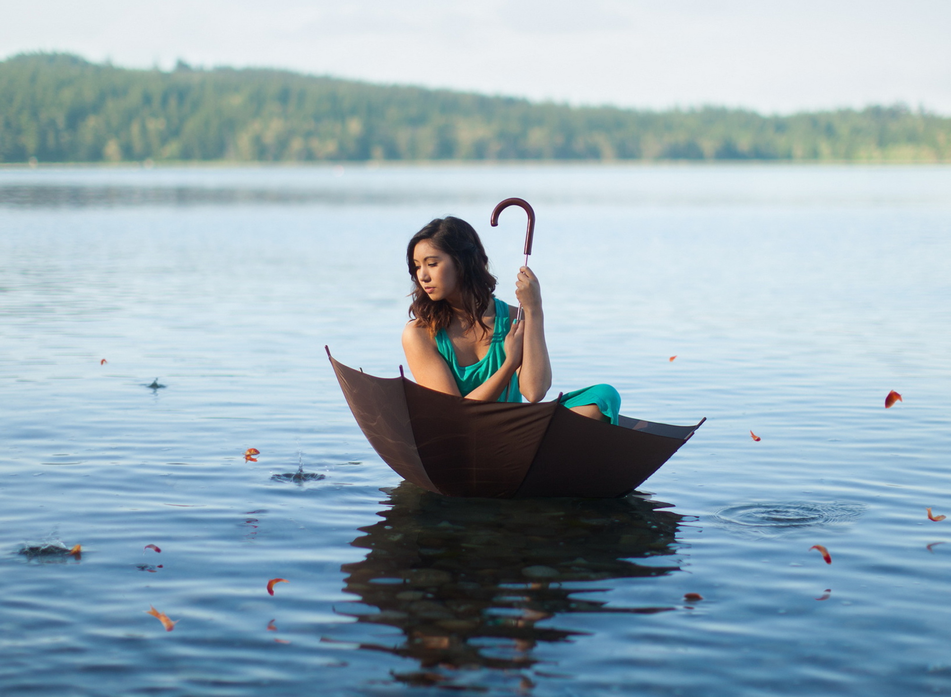 Fondo de pantalla Girl With Umbrella On Lake 1920x1408