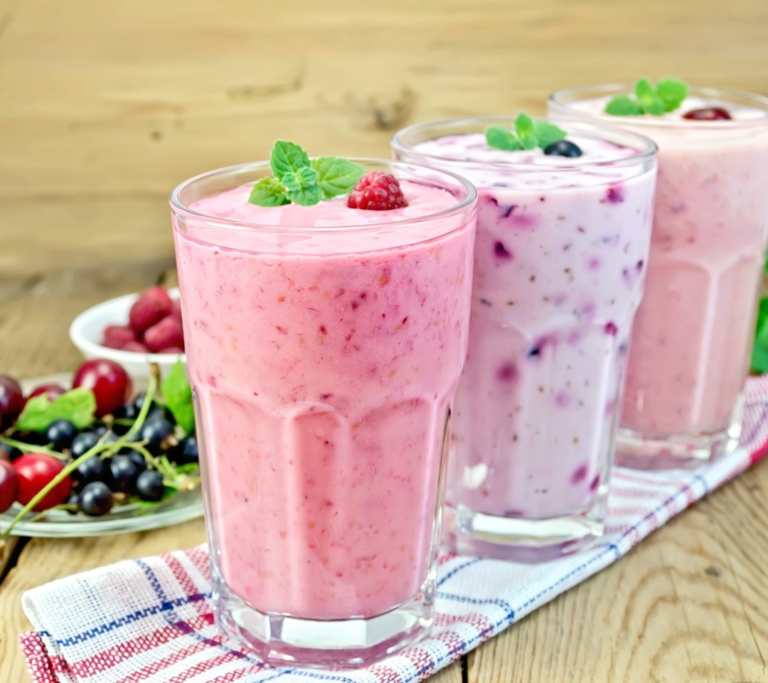 Обои Refreshing homemade raspberry smoothie 1080x960