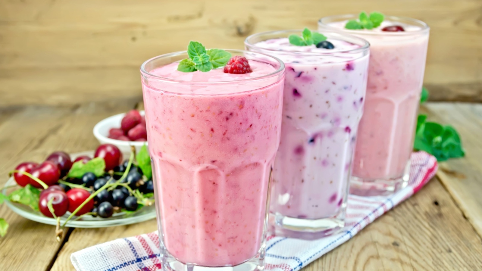 Das Refreshing homemade raspberry smoothie Wallpaper 1600x900