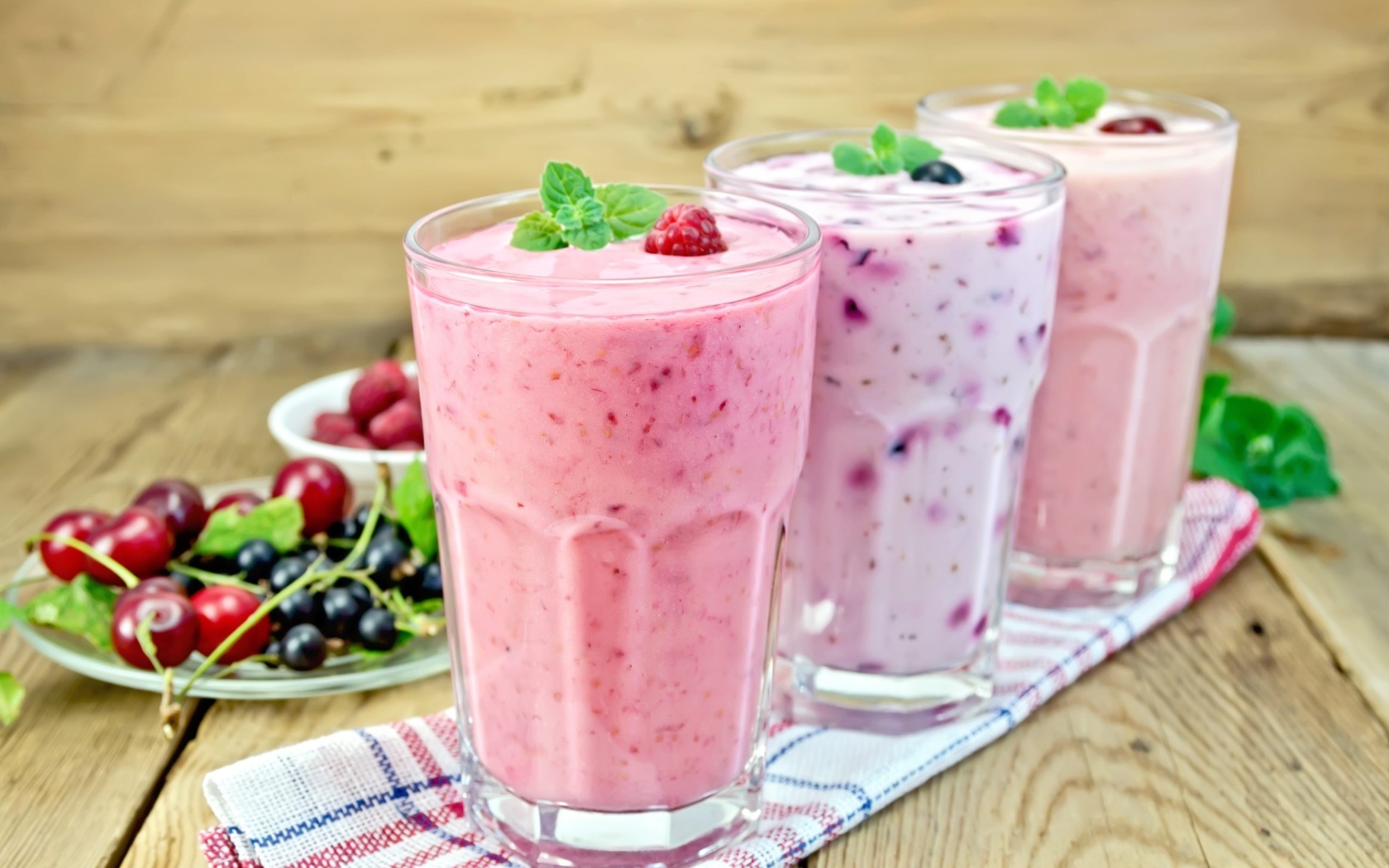 Refreshing homemade raspberry smoothie wallpaper 1680x1050