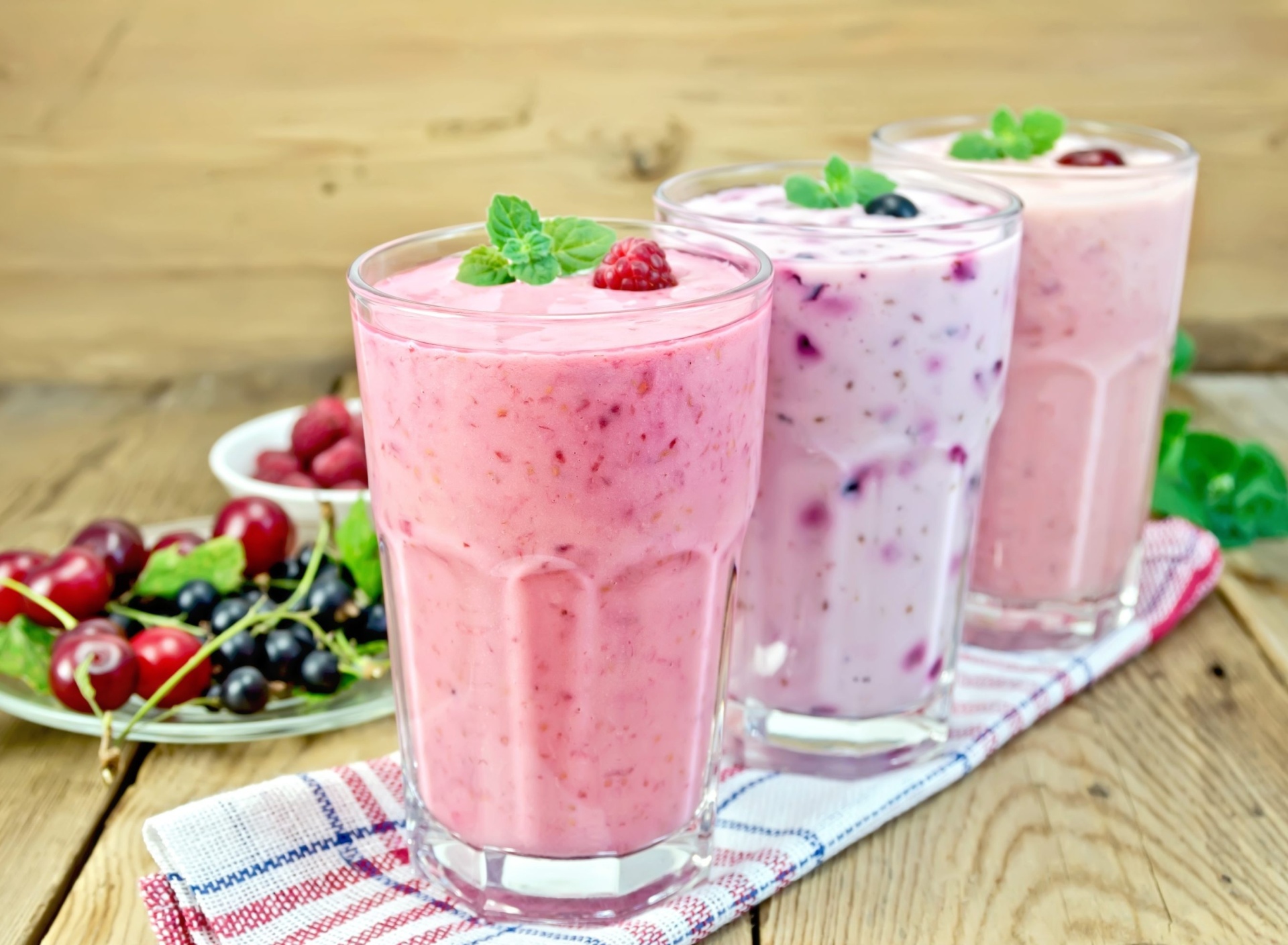 Refreshing homemade raspberry smoothie wallpaper 1920x1408