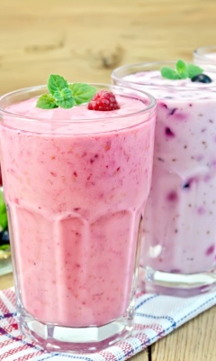 Обои Refreshing homemade raspberry smoothie 240x400