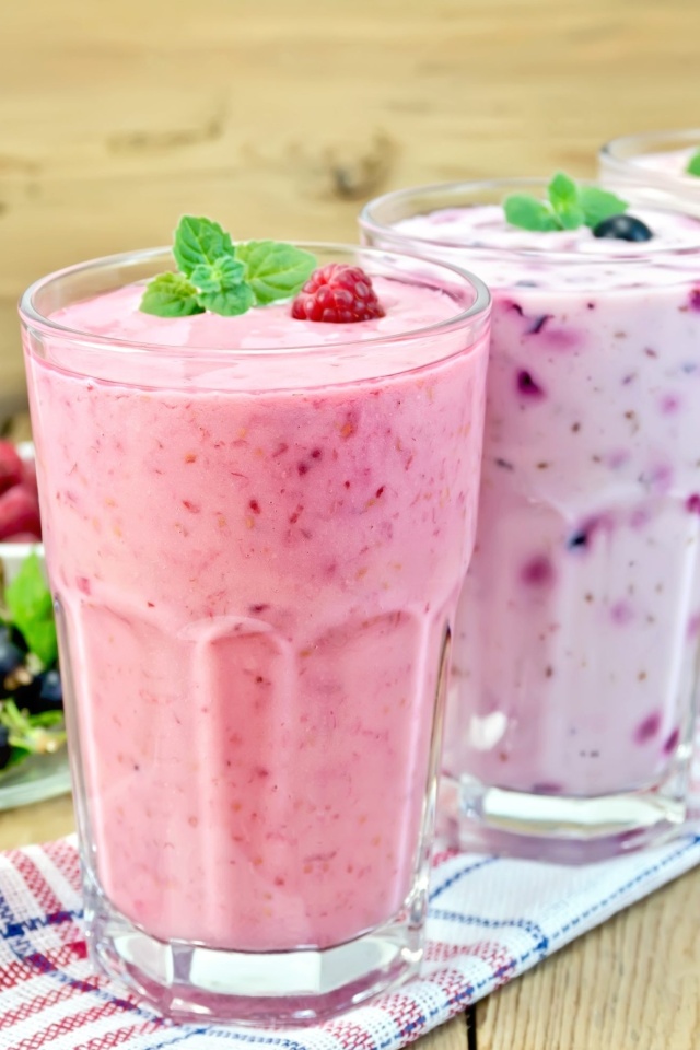 Das Refreshing homemade raspberry smoothie Wallpaper 640x960