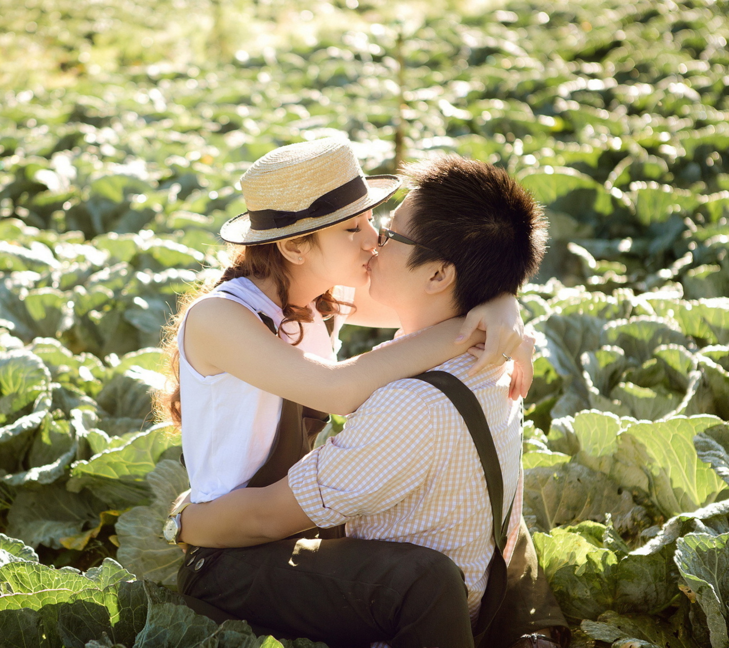 Cute Asian Couple Kiss screenshot #1 1440x1280