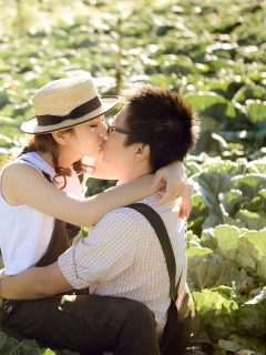 Das Cute Asian Couple Kiss Wallpaper 240x320