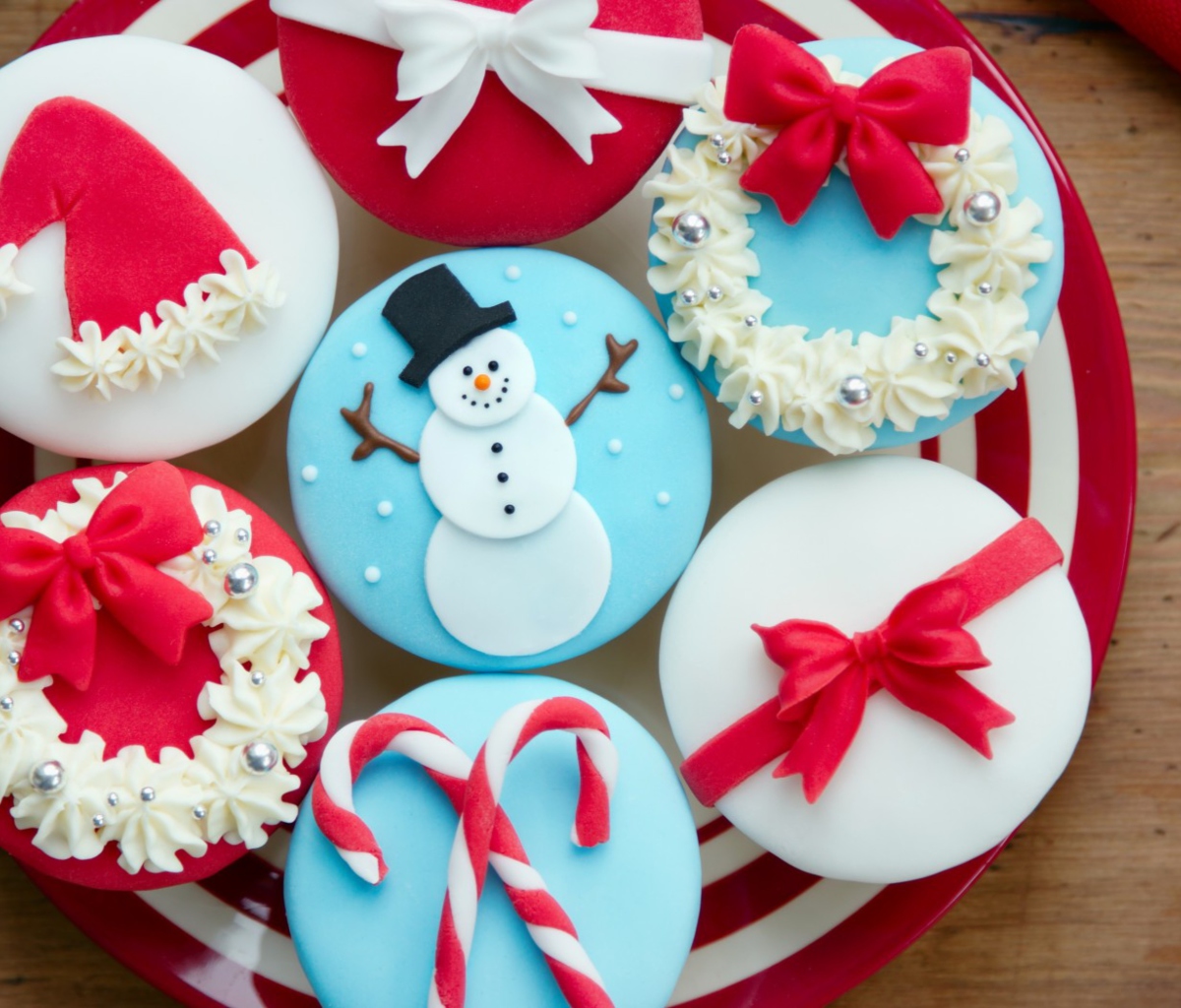 Обои Christmas Cupcakes 1200x1024