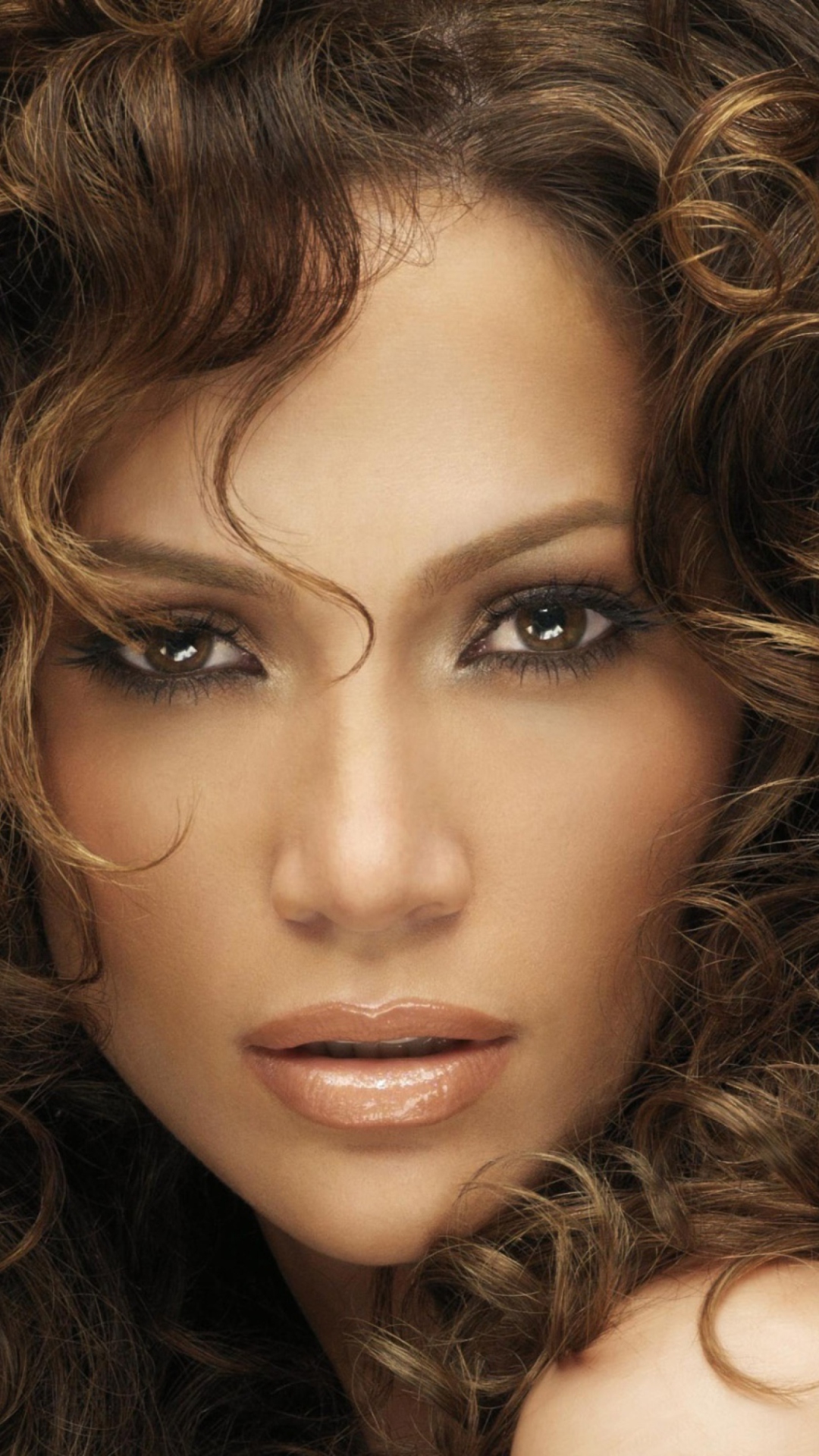 Sfondi Jennifer Lopez With Curly Hair 1080x1920