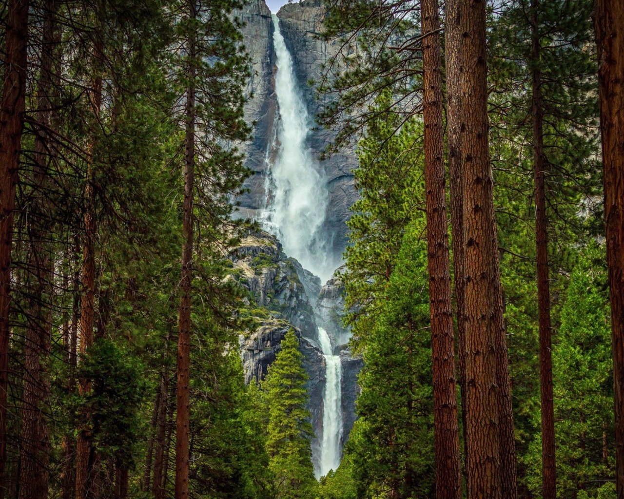 Sfondi Giant waterfall 1280x1024