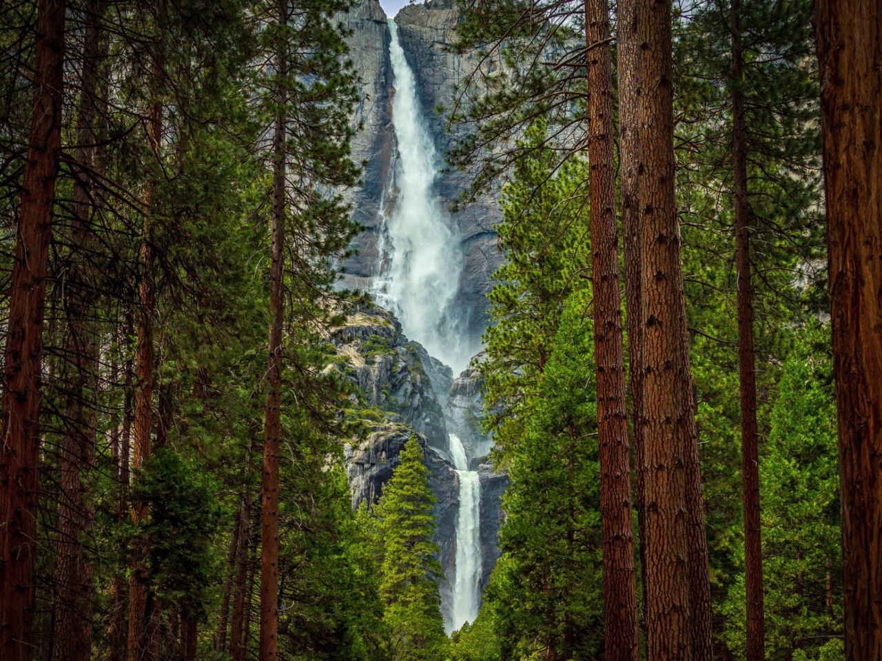 Sfondi Giant waterfall 1280x960