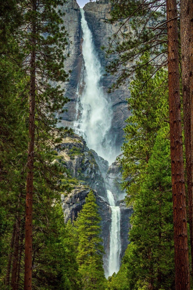 Fondo de pantalla Giant waterfall 640x960
