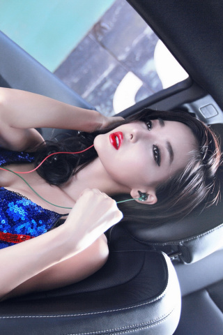 Обои Asian Girl in Car 320x480