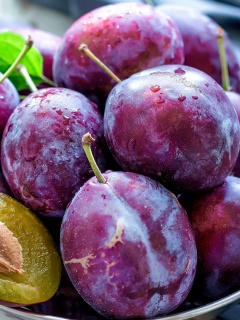 Das Plums with Vitamins Wallpaper 240x320