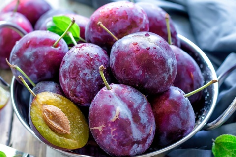 Sfondi Plums with Vitamins 480x320