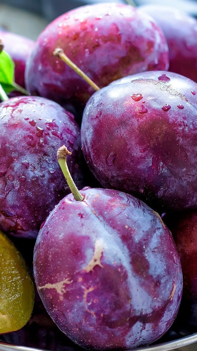Das Plums with Vitamins Wallpaper 640x1136