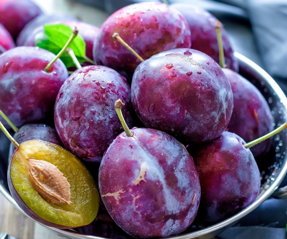 Обои Plums with Vitamins 960x800