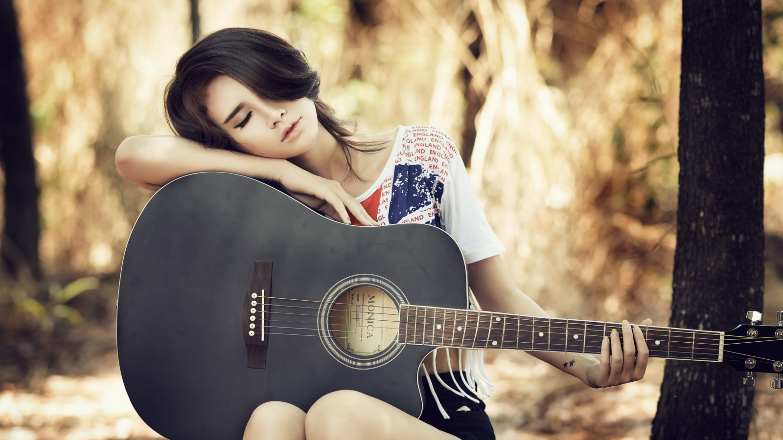 Pretty Girl With Guitar wallpaper 1600x900