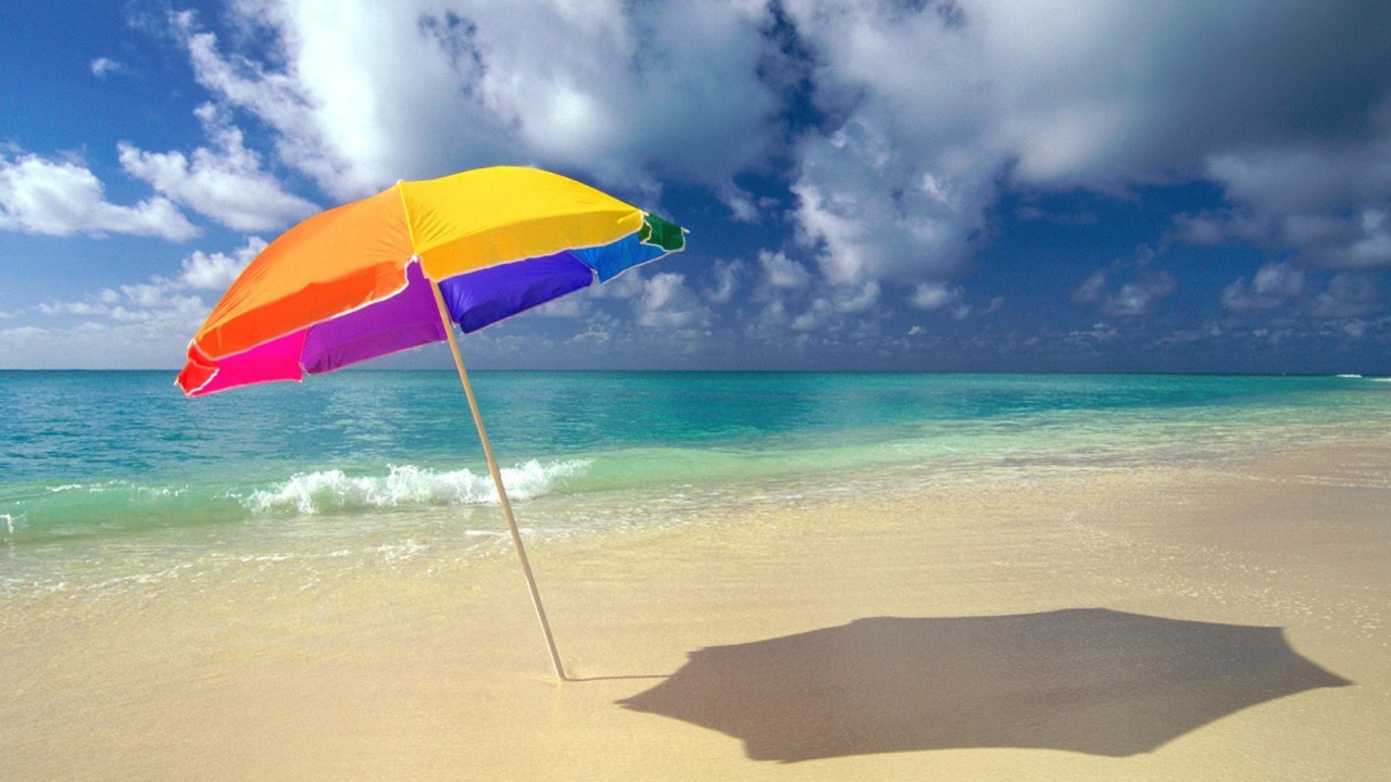 Screenshot №1 pro téma Rainbow Umbrella At Beach 1280x720