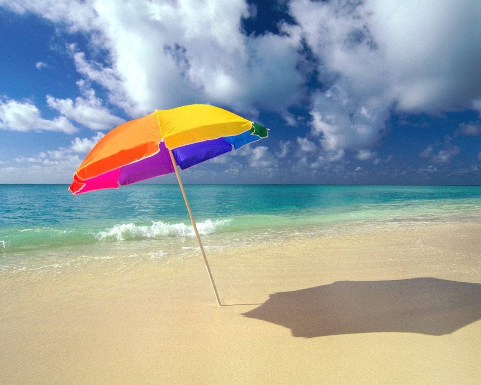 Sfondi Rainbow Umbrella At Beach 1600x1280