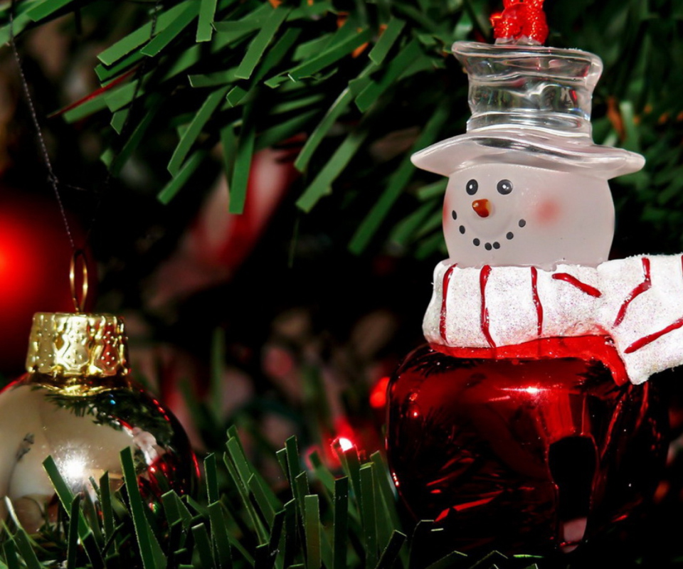 Обои Snowman On The Christmas Tree 960x800