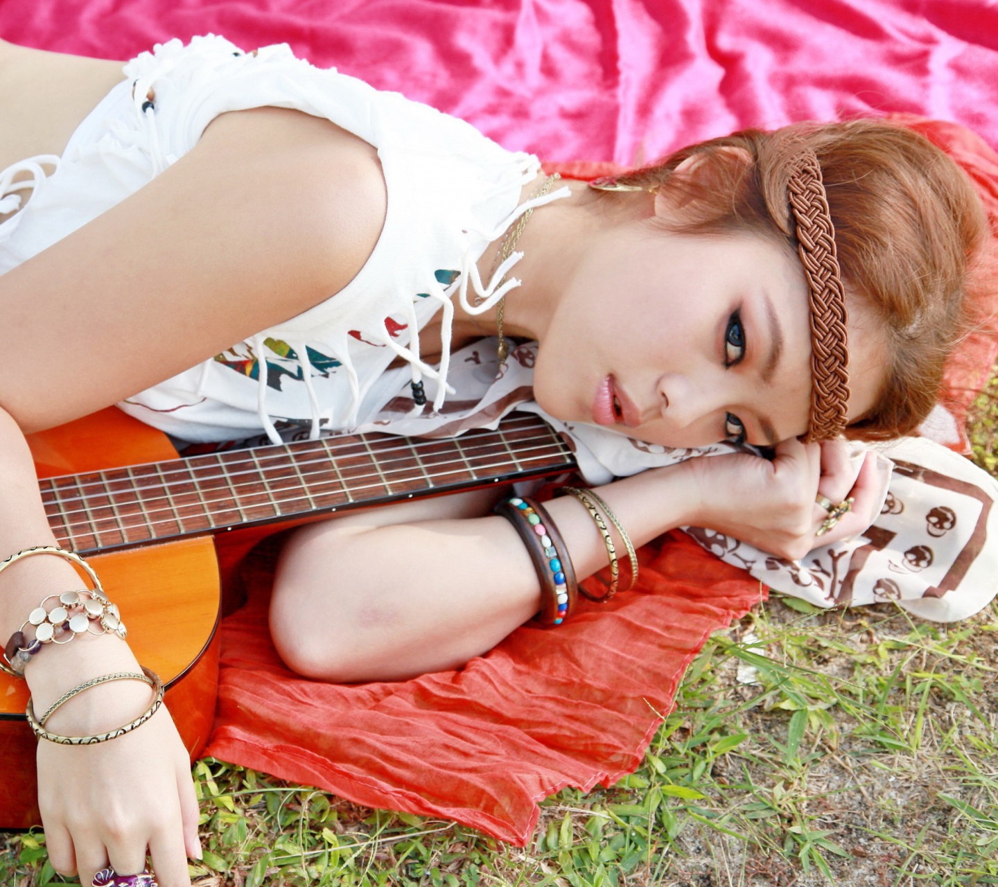 Обои Girl with Guitar 1440x1280
