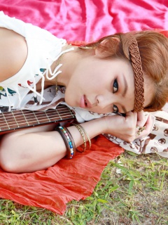 Sfondi Girl with Guitar 240x320