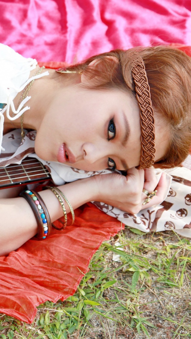 Girl with Guitar wallpaper 640x1136