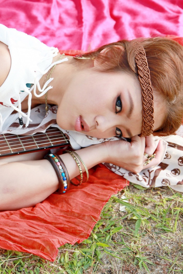 Das Girl with Guitar Wallpaper 640x960