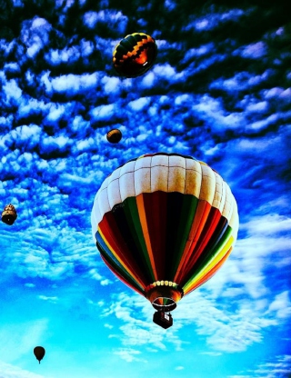 Balloons In Sky - Obrázkek zdarma pro Nokia C2-01