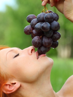 Das Eating Grapes Wallpaper 240x320