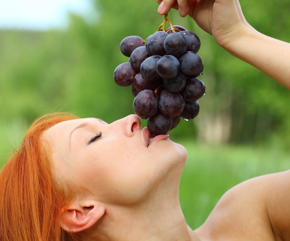 Das Eating Grapes Wallpaper 960x800