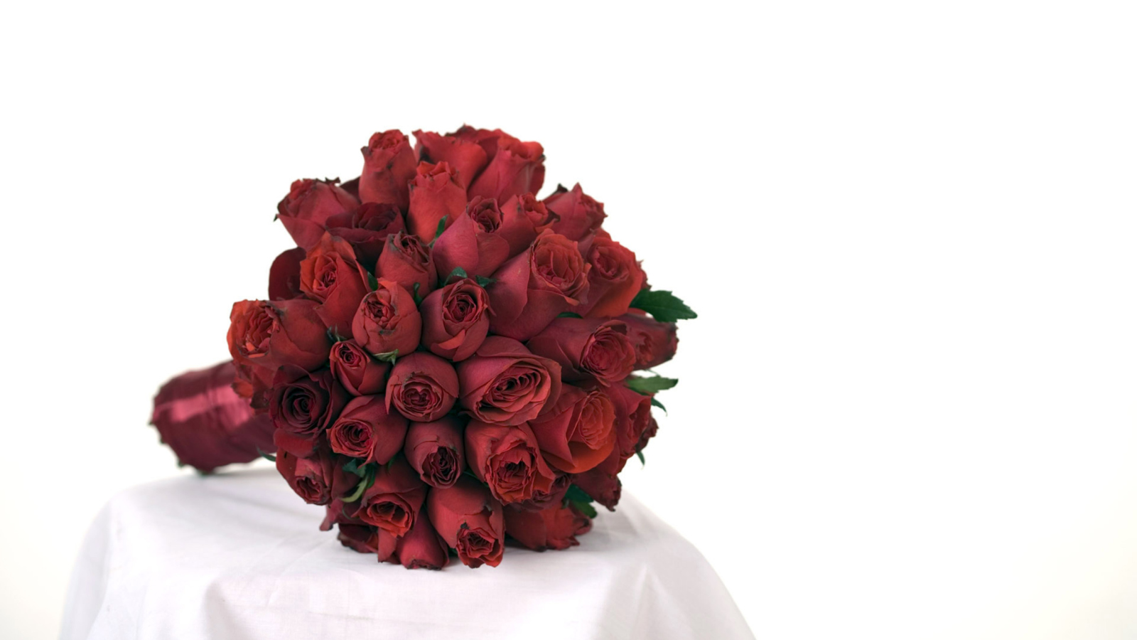 Обои Red Rose Wedding Bouquet 1600x900
