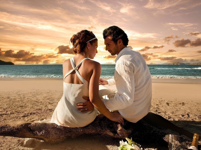 Couple On The Beach screenshot #1 640x480