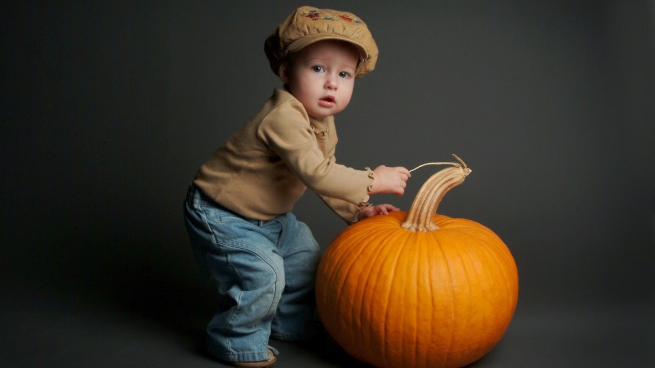 Обои Cute Baby With Pumpkin 1280x720
