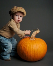 Обои Cute Baby With Pumpkin 176x220