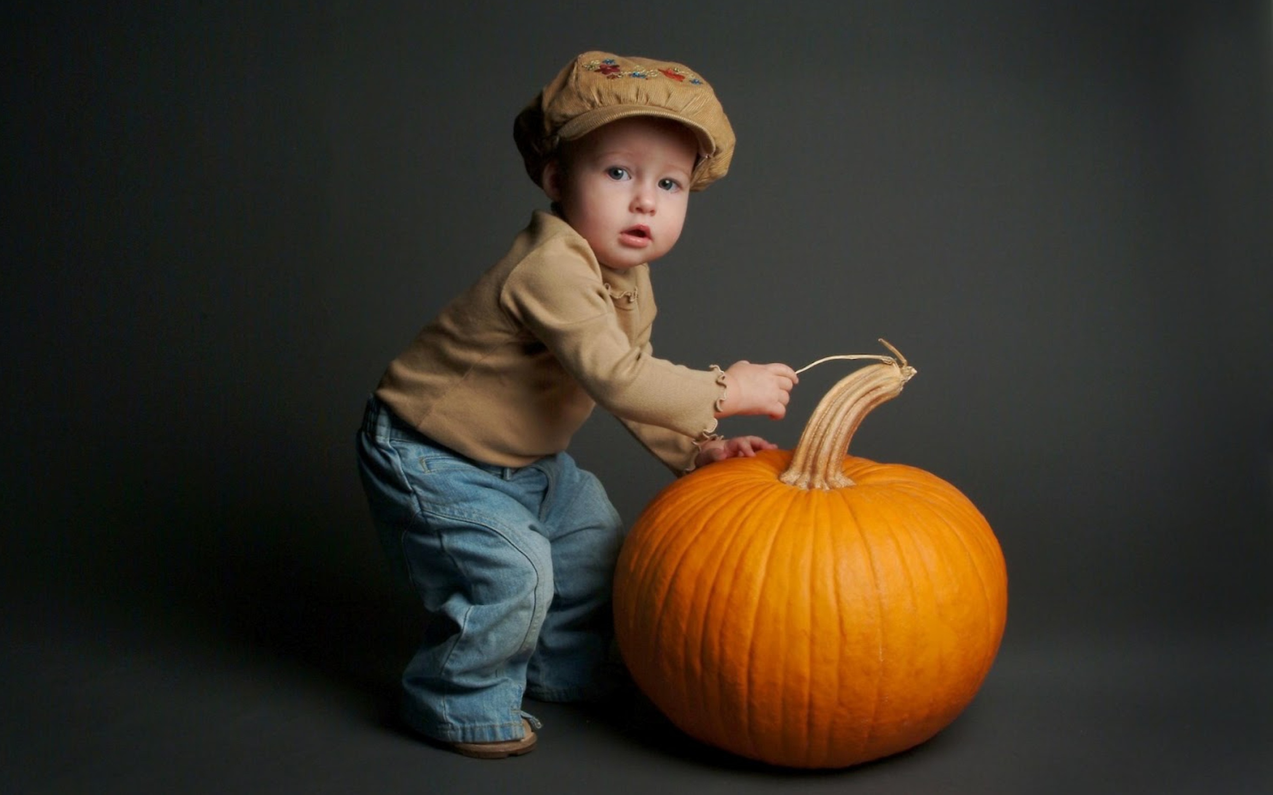 Screenshot №1 pro téma Cute Baby With Pumpkin 2560x1600