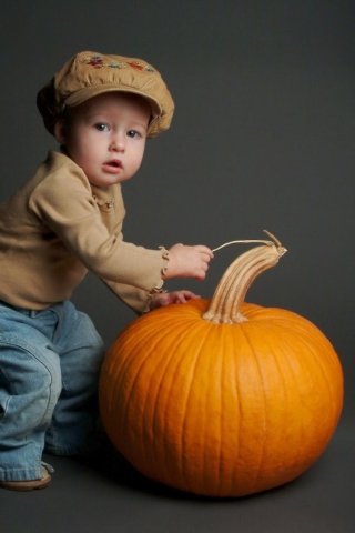 Screenshot №1 pro téma Cute Baby With Pumpkin 320x480