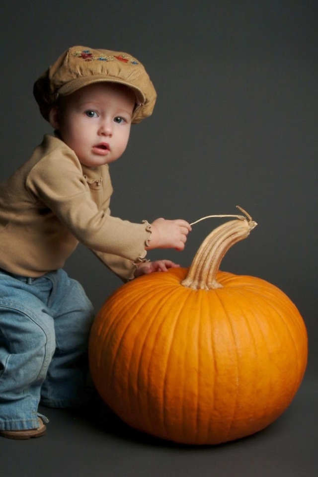 Fondo de pantalla Cute Baby With Pumpkin 640x960