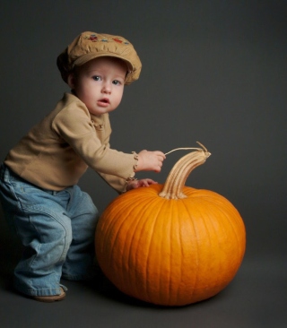 Kostenloses Cute Baby With Pumpkin Wallpaper für 750x1334