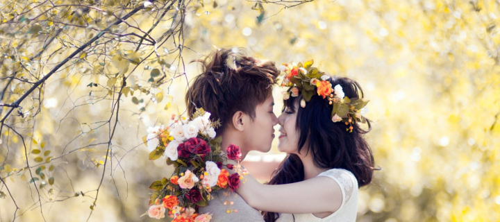 Обои Beautiful Asian Couple In Love 720x320