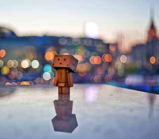 Danbo In The City - Obrázkek zdarma pro iPad 2