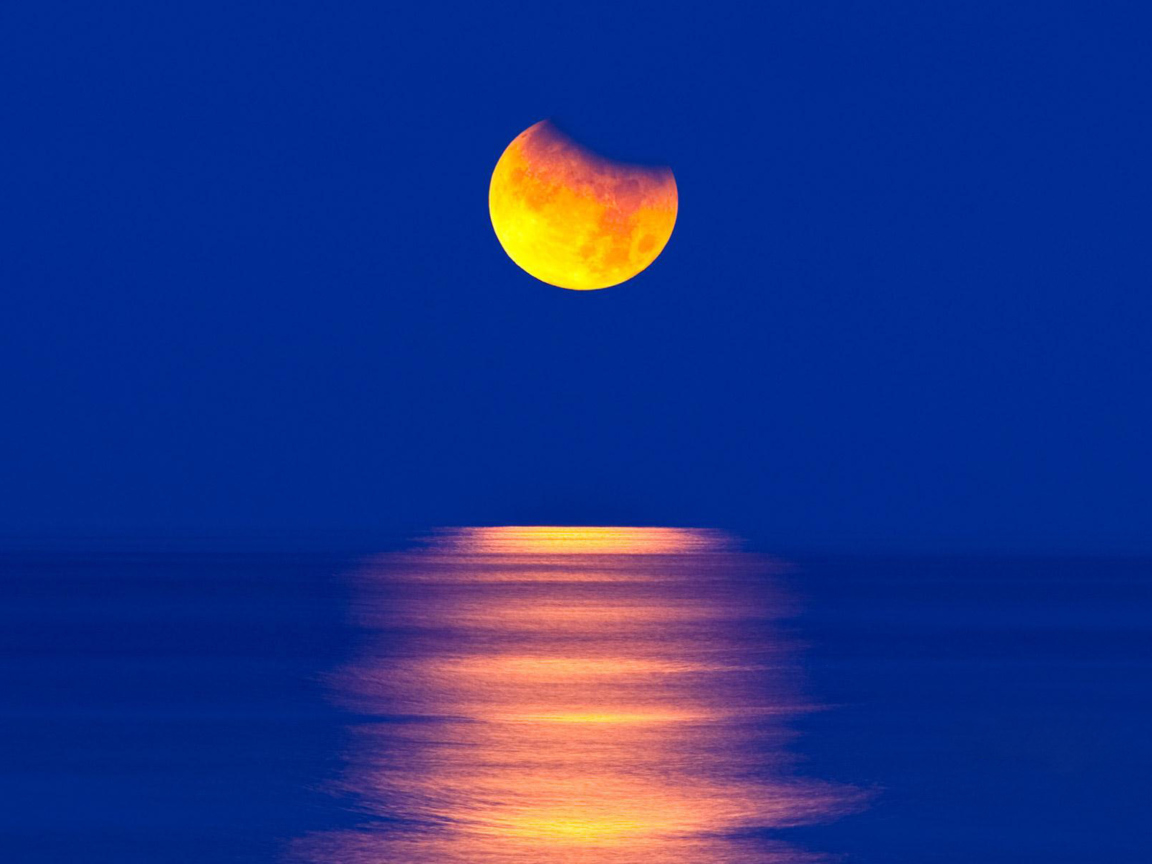 Обои Orange Moon In Blue Sky 1152x864
