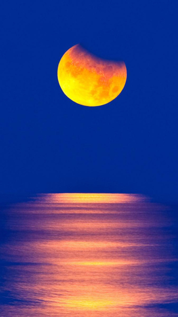 Fondo de pantalla Orange Moon In Blue Sky 360x640