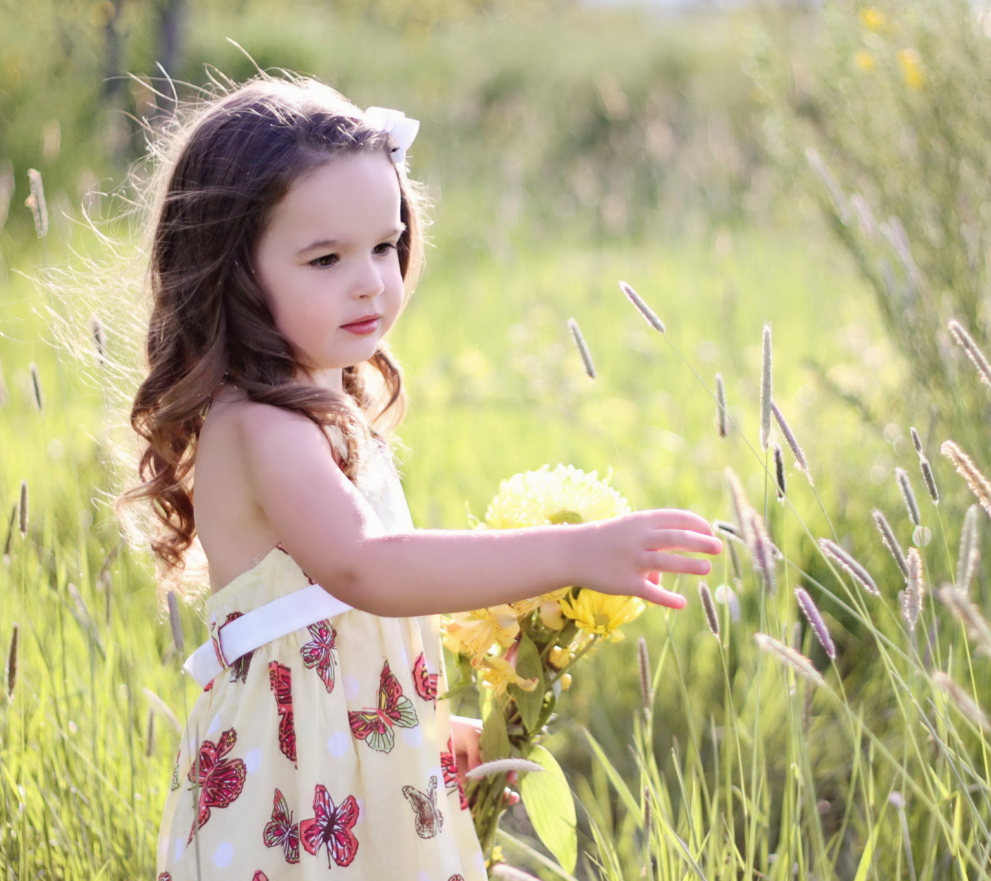 Sfondi Little Girl In Field 1440x1280