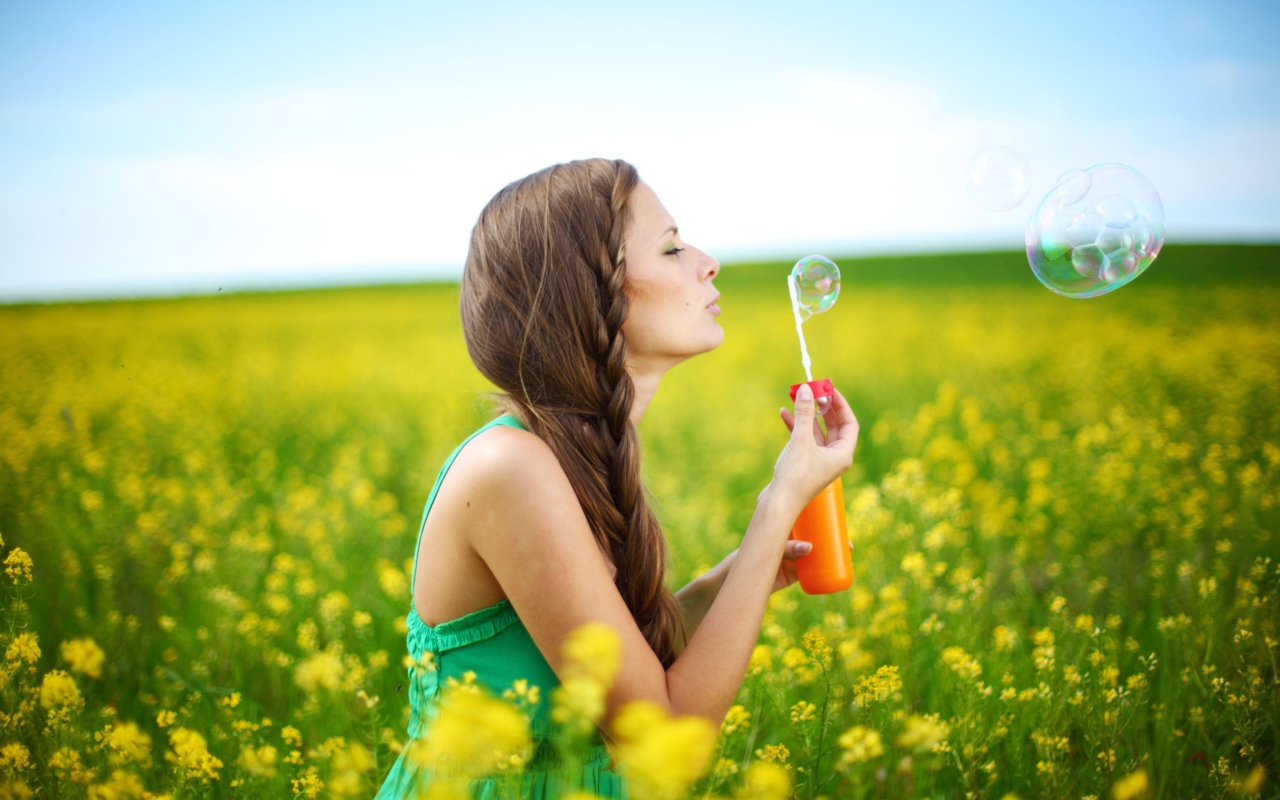 Fondo de pantalla Girl And Bubbles 1280x800