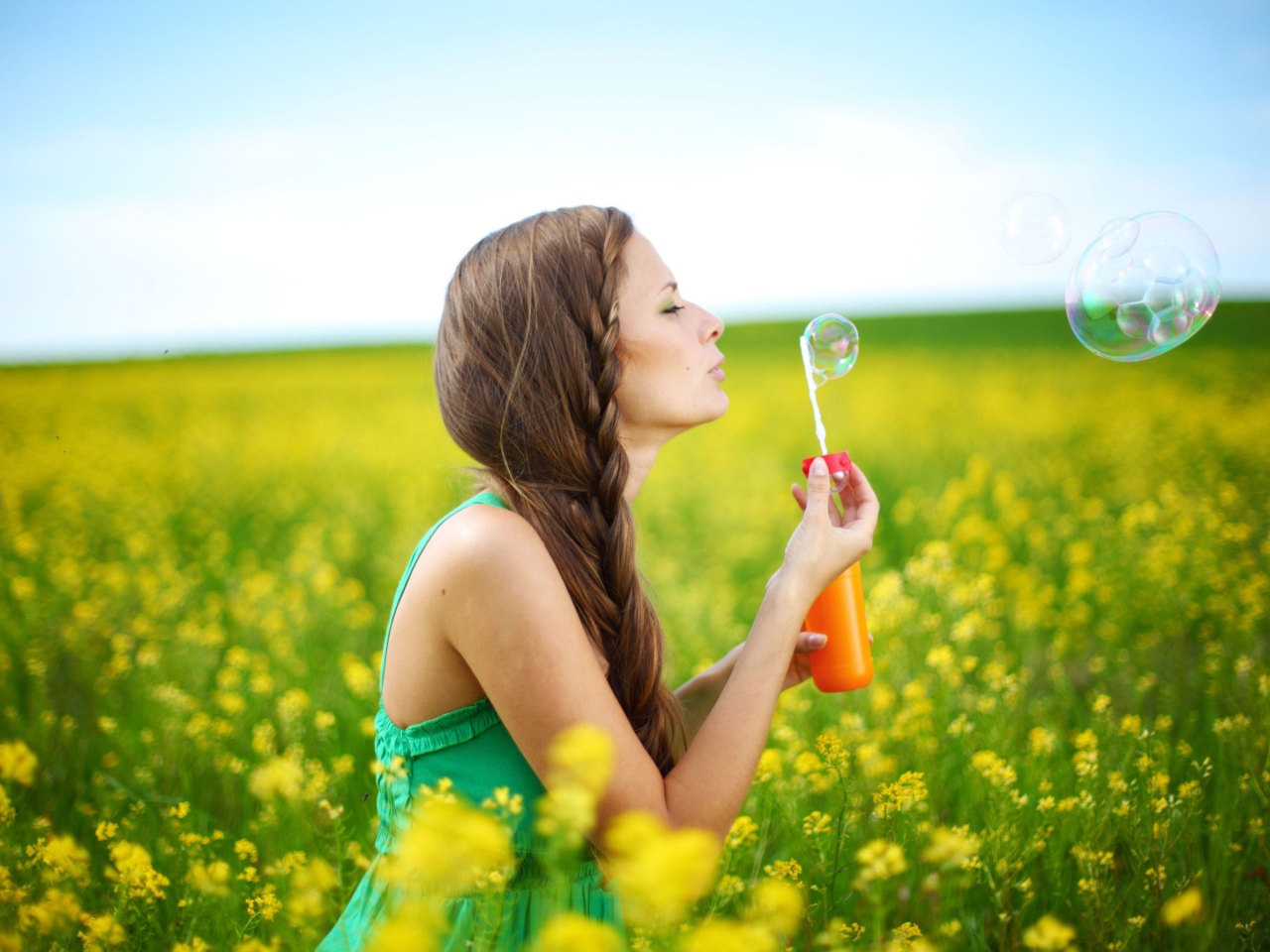 Обои Girl And Bubbles 1280x960