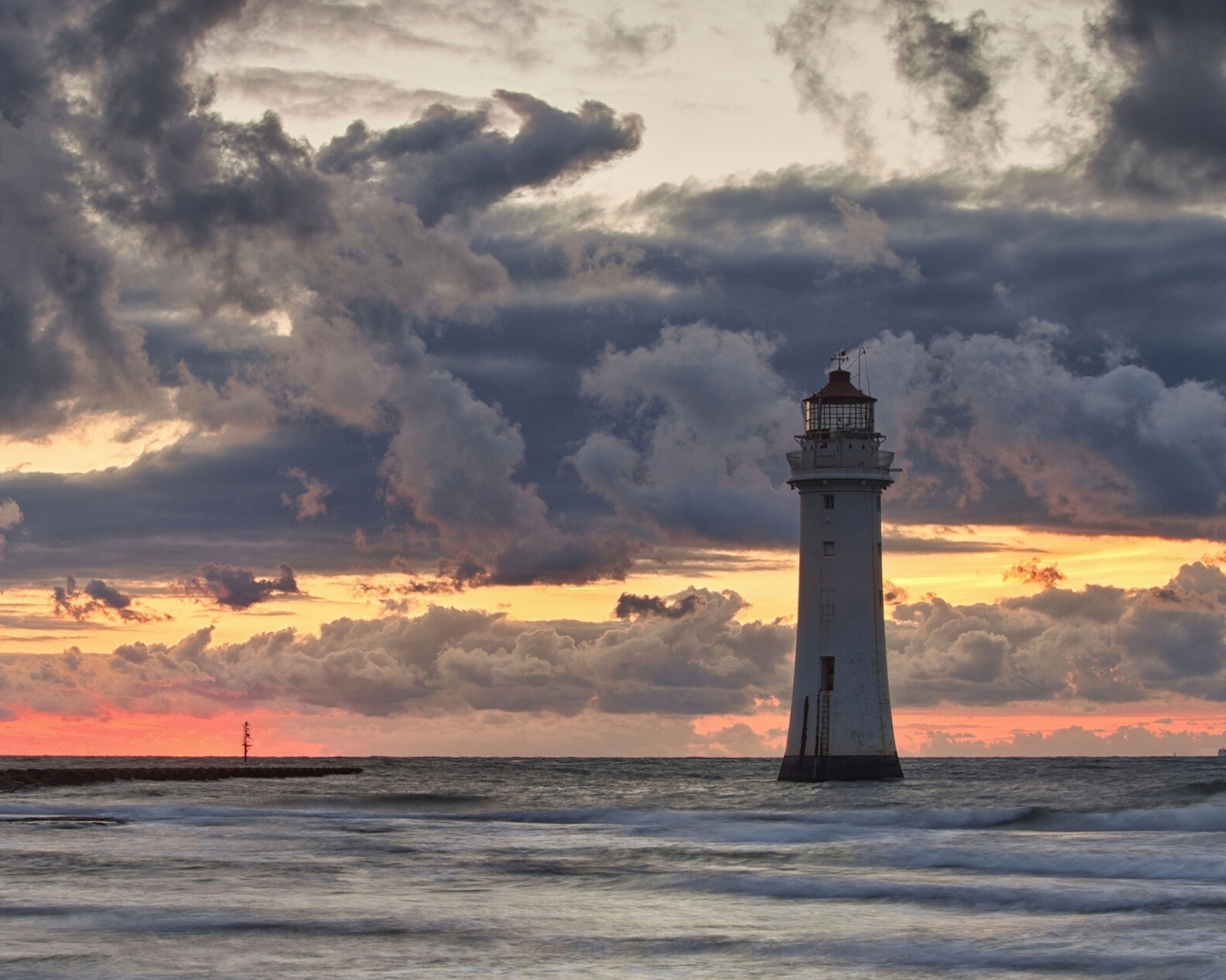 Screenshot №1 pro téma Massive Clouds Above Lighthouse 1600x1280