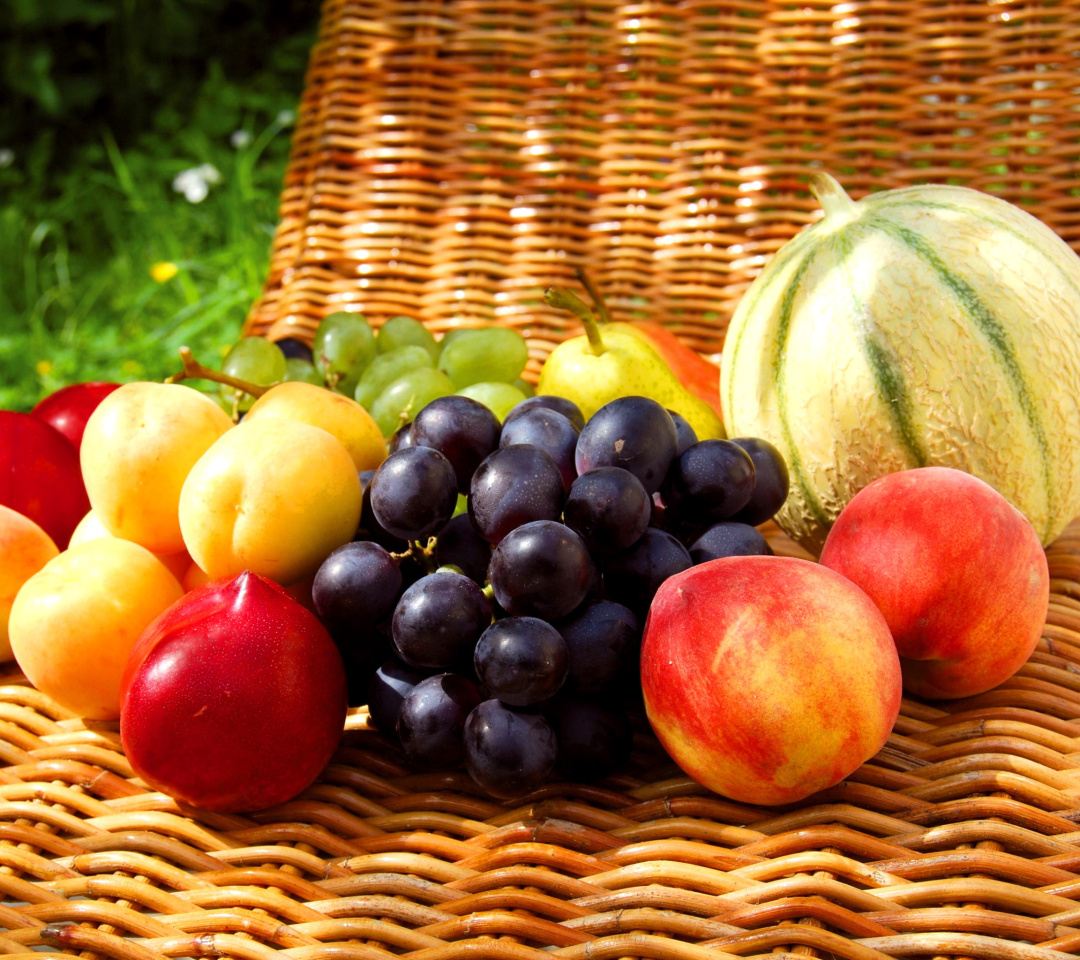 Das Melons, apricots, peaches, nectarines, grapes, pear Wallpaper 1080x960