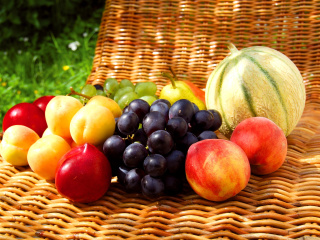Das Melons, apricots, peaches, nectarines, grapes, pear Wallpaper 320x240