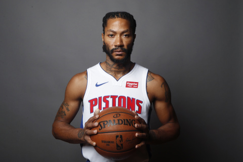 Обои Derrick Rose in Detroit Pistons 480x320